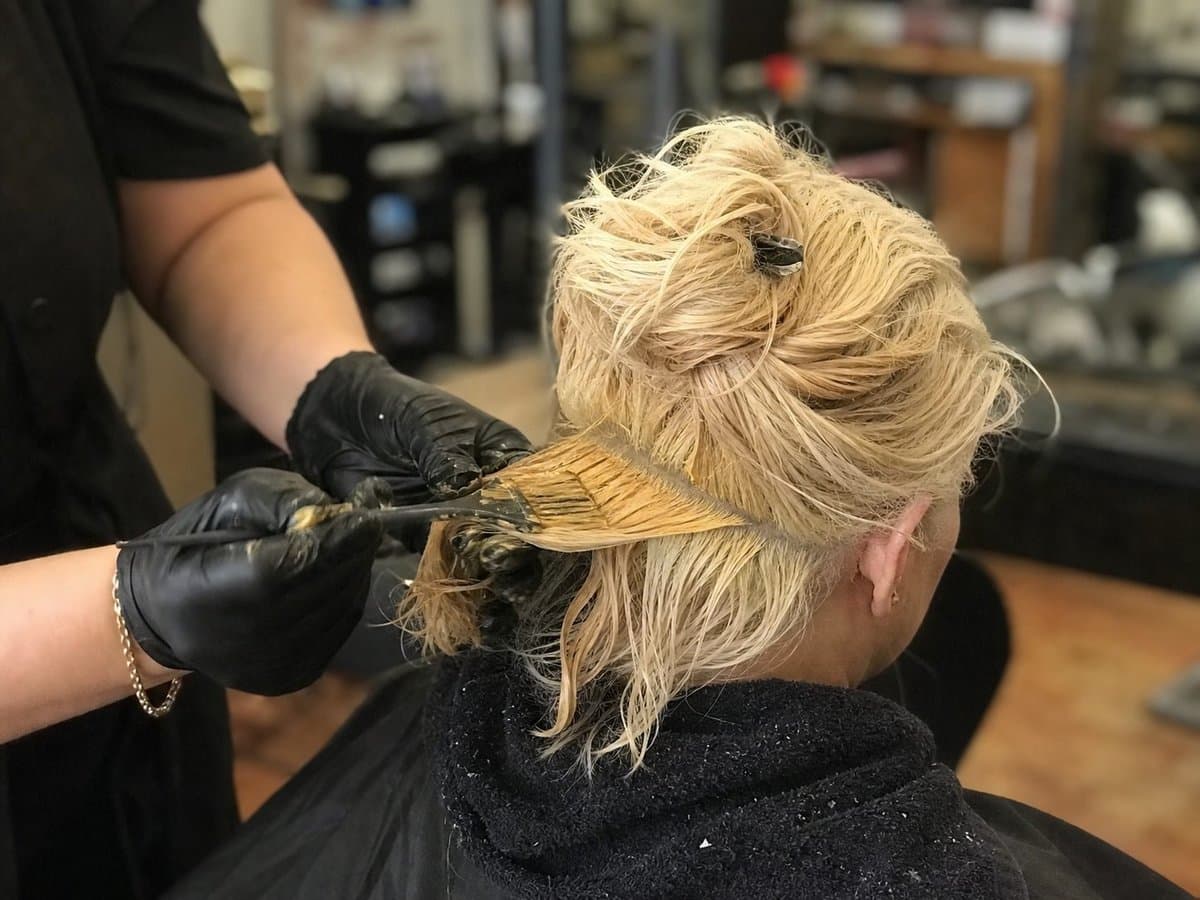 Haarkleuren voor kappers: toonhoogtes, ondertonen bij ontkleuringen en neutralisatie van reflexen