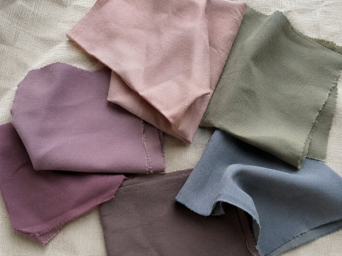 Kleurenpalette zomer zacht met rozige taupe, saliegroen, grijsachtig blauw en onverzadigde pruim