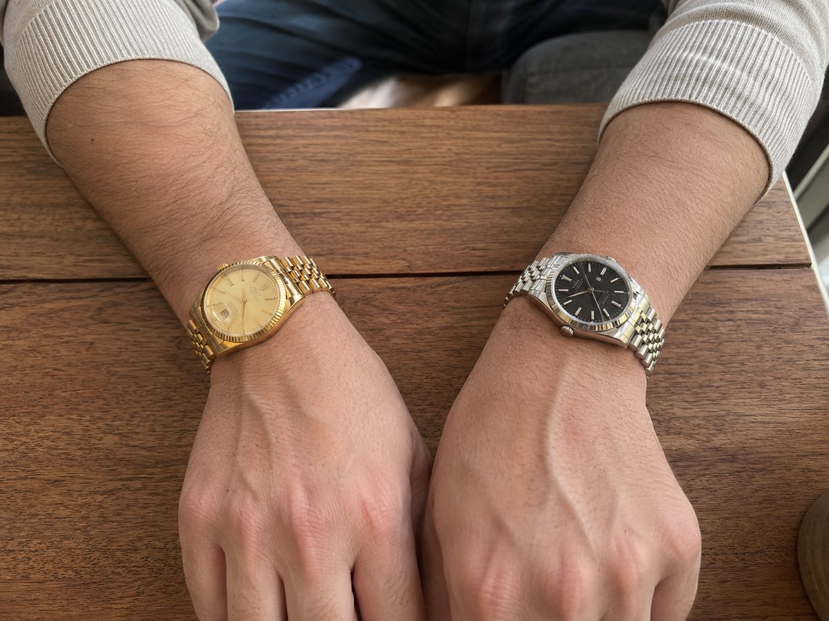 Vergelijking van een gouden horloge met een zilveren horloge aan een mannenpols voor de kleurtype test