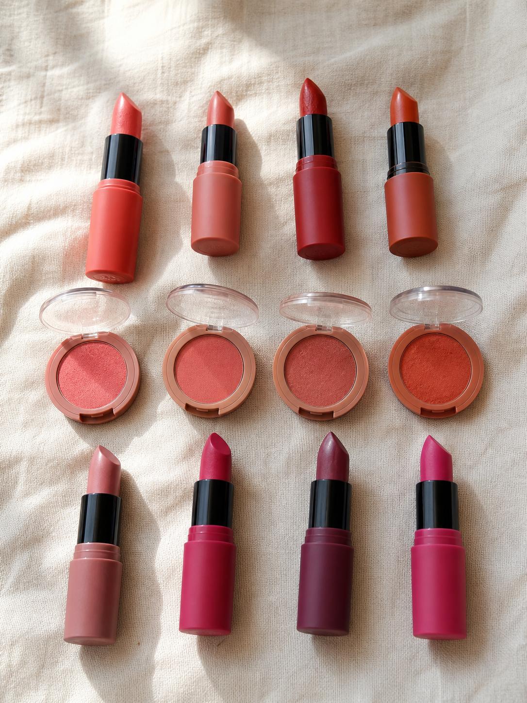 Reeks lippenstiffen en blushes gerangschikt per kleurseizoen met warme en koele subtonussen